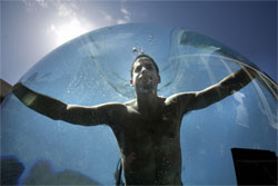Un mago neoyorkino trata de batir el récord de inmersión permaneciendo una semana bajo el agua