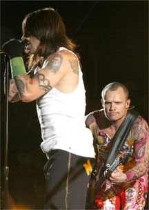 Red Hot Chili Peppers llena el Sant Jordi en el inicio de su gira europea
